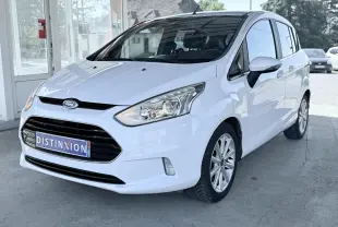Ford B-MAX blanc vue 3/4 avant droit, avec calandre noire et jantes alliage visibles, stationné en extérieur.