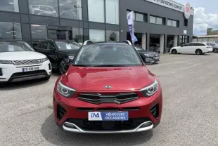 KIA STONIC rouge métal 2021 en vue avant, avec calandre noire et badge GT LINE visible sur le pare-chocs.