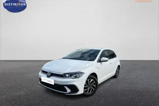 Volkswagen Polo blanche vue en 3/4 avant droit, avec jantes alliage et phares LED allumés.