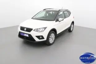 SEAT Arona blanc avec toit noir, vue 3/4 avant droit dans un studio lumineux et épuré.