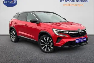 Renault Austral rouge Flamme avec toit noir Etoilé, vue 3/4 avant mettant en valeur ses jantes alu et phares LED.