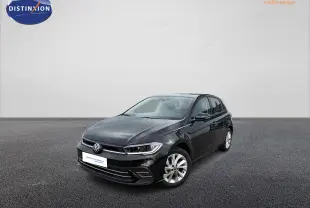 Volkswagen Polo noire vue en 3/4 avant droit, avec jantes alliage 16 pouces et phares LED allumés.