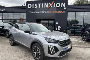 Peugeot 2008 gris Artense toit noir en 3/4 avant, avec calandre noire et jantes alliage bi-ton 17 pouces.