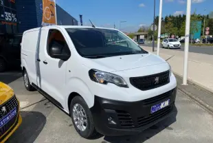 Peugeot Expert Fourgon blanc en 3/4 avant droit, avec calandre noire et pare-chocs avant noir mat.