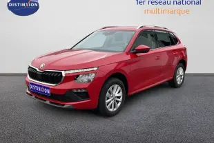 SUV Skoda Kamiq rouge velvet metal en vue 3/4 avant droit, avec calandre noire et jantes argentées.