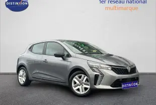 Renault Clio 2025 gris en 3/4 avant droit, avec calandre noire et feux LED distinctifs, sur fond neutre.