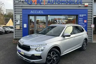 Vue 3/4 avant droite d’un Skoda Kamiq gris argent métallisé 2025, avec calandre noire et jantes au design moderne.