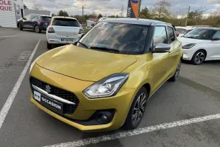 Suzuki Swift 1.2 Pack Auto hybride essence jaune avec toit gris, vue 3/4 avant droit sur parking extérieur.