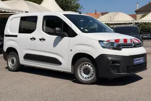 Vue 3/4 avant gauche d’un Citroën Berlingo Van blanc avec marquage rouge sur le capot et protections noires sur les bas de caisse.
