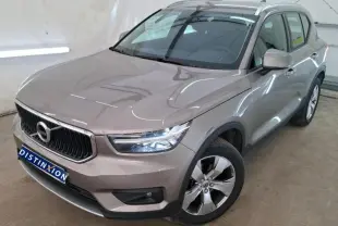 Volvo XC40 marron clair vue 3/4 avant droit, avec calandre noire et jantes alliage cinq branches.