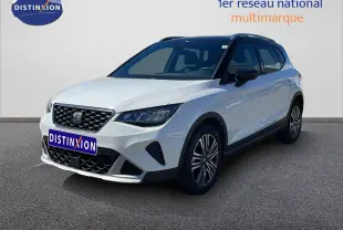 SEAT Arona blanc avec toit noir en vue 3/4 avant droit, soulignant ses jantes alliage et calandre distinctive.