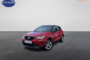 SEAT Arona rouge vue 3/4 avant droit, toit noir et projecteurs Full LED avec signature triangulaire.