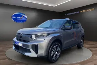 Citroën C3 Aircross hybride gris foncé en 3/4 avant droit avec jantes distinctives et calandre moderne.