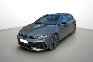 Volkswagen Golf E-TSI 150 R-Line gris dauphin vue 3/4 avant avec jantes alu 18 pouces et phares LED.