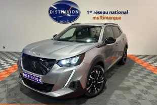Peugeot 2008 gris Artense vue 3/4 avant droit avec phares LED allumés et jantes noires bicolores.