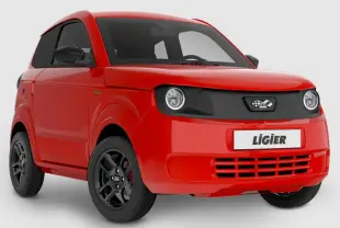 Vue 3/4 avant d'une Ligier Myli rouge avec jantes alu noires et calandre noire distinctive.