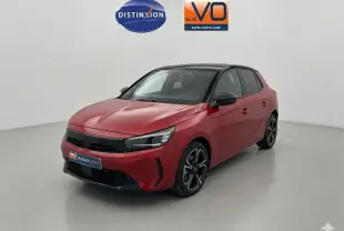 Opel Corsa 1.2 Turbo Hybrid rouge vue 3/4 avant droit avec toit noir et jantes alliage distinctives.