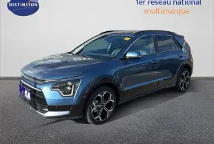 KIA NIRO hybride rechargeable bleu minéral métal en 3/4 avant droit avec jantes bi-ton et phares LED distinctifs.