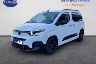 Vue 3/4 avant droite d'un Citroën Berlingo blanc glacier avec jantes noires et protections latérales noires.