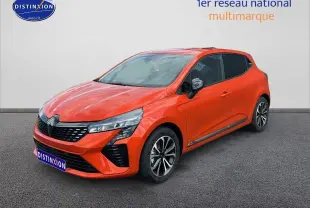 Renault Clio V 1.6 e-tech 145 techno orange Valencia vue 3/4 avant avec jantes alu et calandre chromée.