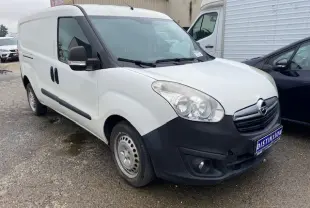 Vue 3/4 avant gauche d'un utilitaire Opel Combo blanc avec pare-chocs noir et porte latérale coulissante.