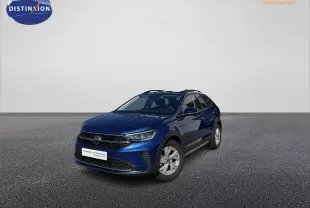 Volkswagen Taigo bleu métallisé en 3/4 avant droit, avec jantes alliage et feux LED allumés.