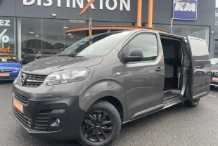 Opel Vivaro Fourgon gris Pierre de Lune métallisé vu de 3/4 avant droit avec porte latérale coulissante ouverte.