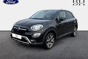 Vue 3/4 avant droite d'une Fiat 500X noire Cinéma pastel avec jantes alu et barres de toit visibles.