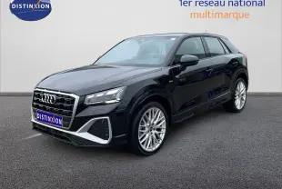 Audi Q2 noir mito metal vue 3/4 avant droit, avec jantes alliage et calandre S-Line distinctive.