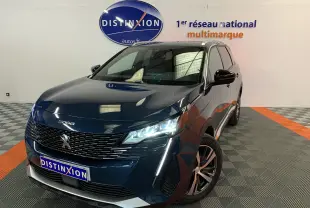Peugeot 5008 bleu Célèbes en 3/4 avant droit, phares LED allumés, calandre noire et jantes alliage visibles.