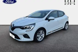 Renault Clio blanc glacier vue 3/4 avant droit, avec phares LED et jantes alliage visibles.