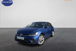 Volkswagen Polo 2025 bleu métallisé vue 3/4 avant droit avec jantes alliage et phares LED allumés.