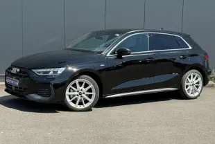 Audi A3 Sportback noir Mythe vue de profil côté gauche, avec jantes alliage 18 pouces et détails S-Line visibles.