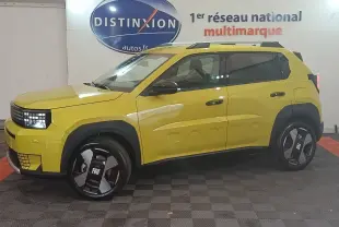 Vue latérale droite d'une FIAT Grande Panda jaune 2025 avec jantes noires et toit avec barres chromées.