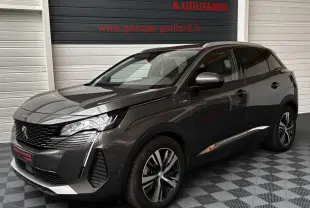 Peugeot 3008 hybride rechargeable gris foncé vue 3/4 avant droit avec jantes alliage et calandre distinctive