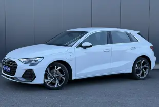 Audi A3 Sportback blanc glacier vue de profil côté gauche, avec jantes alliage 5 branches en Y et calandre S-Line.