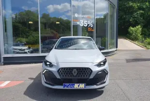 Vue avant d'une Renault Clio VI gris Rafale avec calandre noire et feux LED en forme de demi-losange.