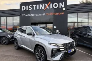 Hyundai Tucson 2025 gris argenté en 3/4 avant droit, avec calandre noire et jantes alliage 19 pouces N Line.