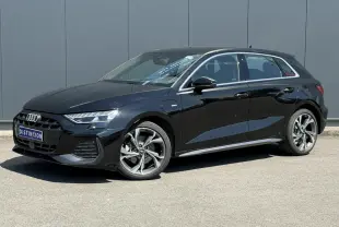 Audi A3 Sportback noir Mythe en vue 3/4 avant droit, avec jantes alliage 5 branches en Y et phares Matrix LED.