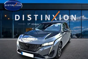 Peugeot 308 gris selenium vue 3/4 avant, mettant en valeur sa calandre noire et ses phares LED fins.