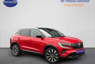 Renault Austral 2025 rouge flamme en 3/4 avant droit, SUV hybride avec calandre distinctive et jantes alliage.