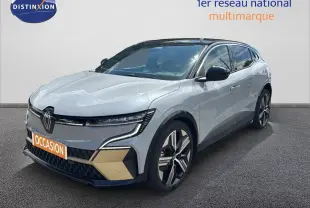 Renault Mégane E-Tech Electric gris Rafale, vue 3/4 avant droit avec jantes bi-ton et calandre distinctive.