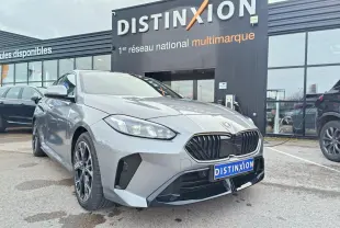 BMW Série 1 gris Skyscraper avec toit noir, vue 3/4 avant mettant en valeur la calandre M Sport et les jantes 18 pouces.