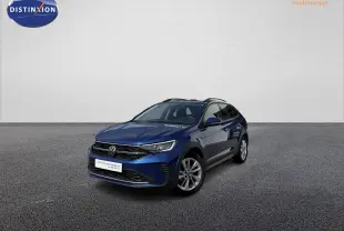 Volkswagen Taigo bleu métallisé en 3/4 avant droit, avec jantes alliage et feux LED allumés.