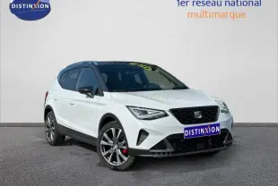 SEAT Arona 1.0 TSI 115ch FR blanc Candy avec toit noir Minuit, vue 3/4 avant mettant en valeur ses jantes et calandre.