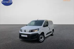 Peugeot Partner Fourgon blanc vu en 3/4 avant droit, avec calandre noire et jantes tôles grises.