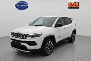 Jeep Compass blanc vue 3/4 avant droit, jantes alliage 18 pouces et calandre distinctive à sept fentes.