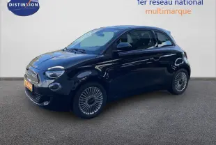 FIAT 500 électrique noir Onyx vue 3/4 avant droit, avec jantes spécifiques et calandre moderne lumineuse.