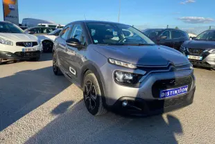 Citroën C3 gris Artense vue 3/4 avant droit, avec projecteurs LED et jantes noires distinctives.