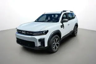 SUV Dacia Bigster blanc glacier en 3/4 avant droit avec barres de toit et jantes alu 17 pouces.